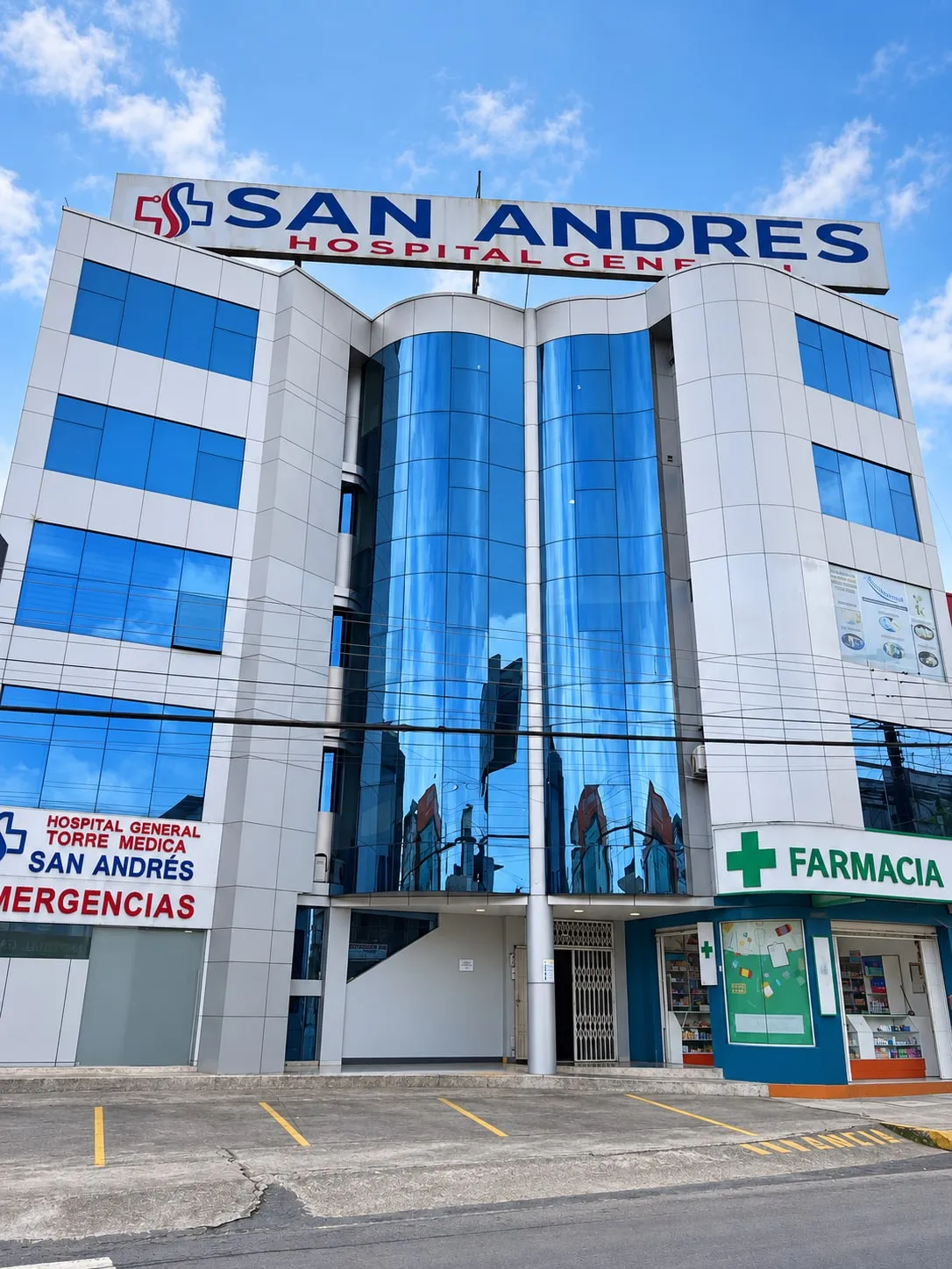 La fachada del hospital, con el rótulo «San Andrés Hospital General» en lo alto.