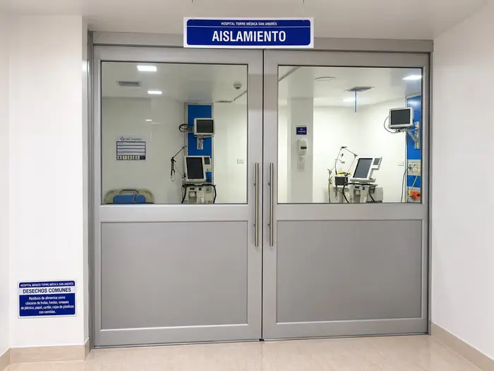 La entrada a la sala de aislamiento de la unidad.