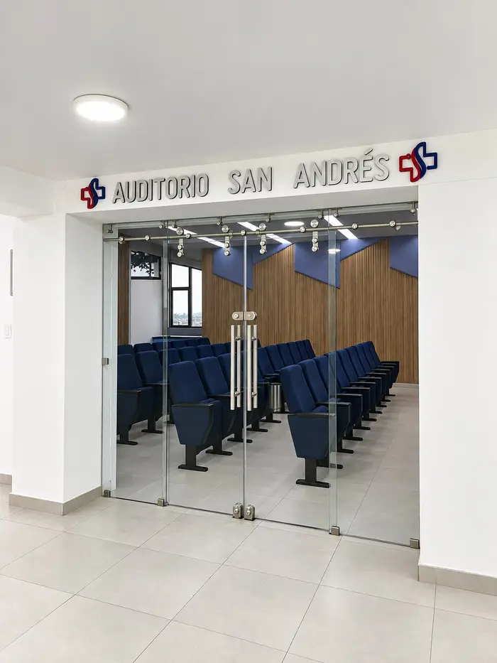La entrada del auditorio.