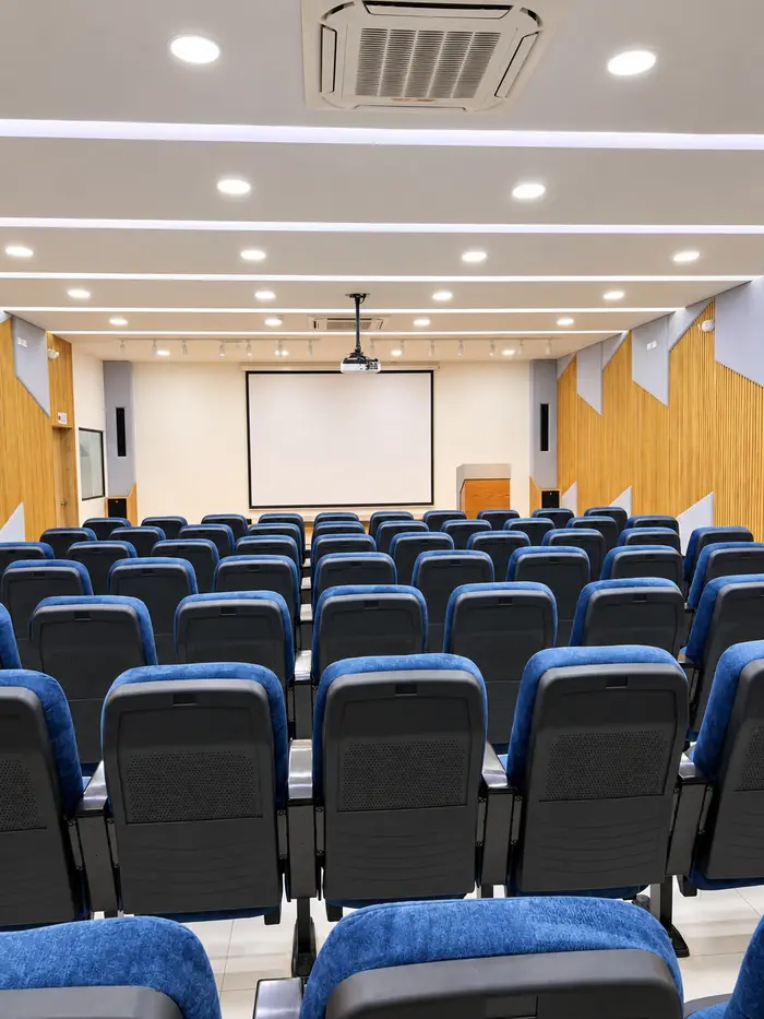 La sala del auditorio vista desde las últimas filas, con su pantalla de proyección.