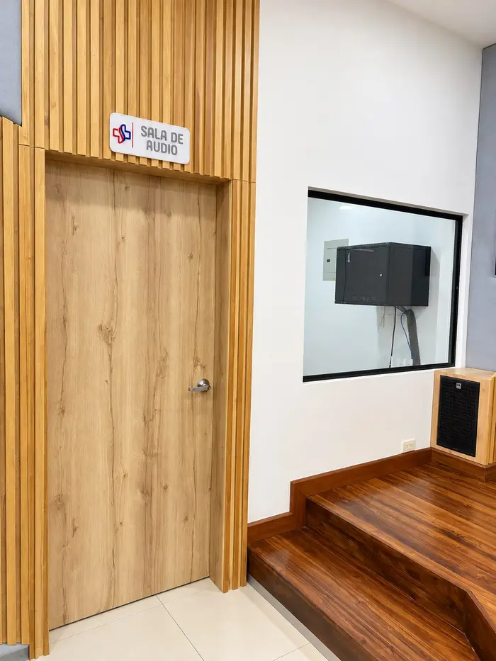 El acceso a la sala de audio del auditorio.