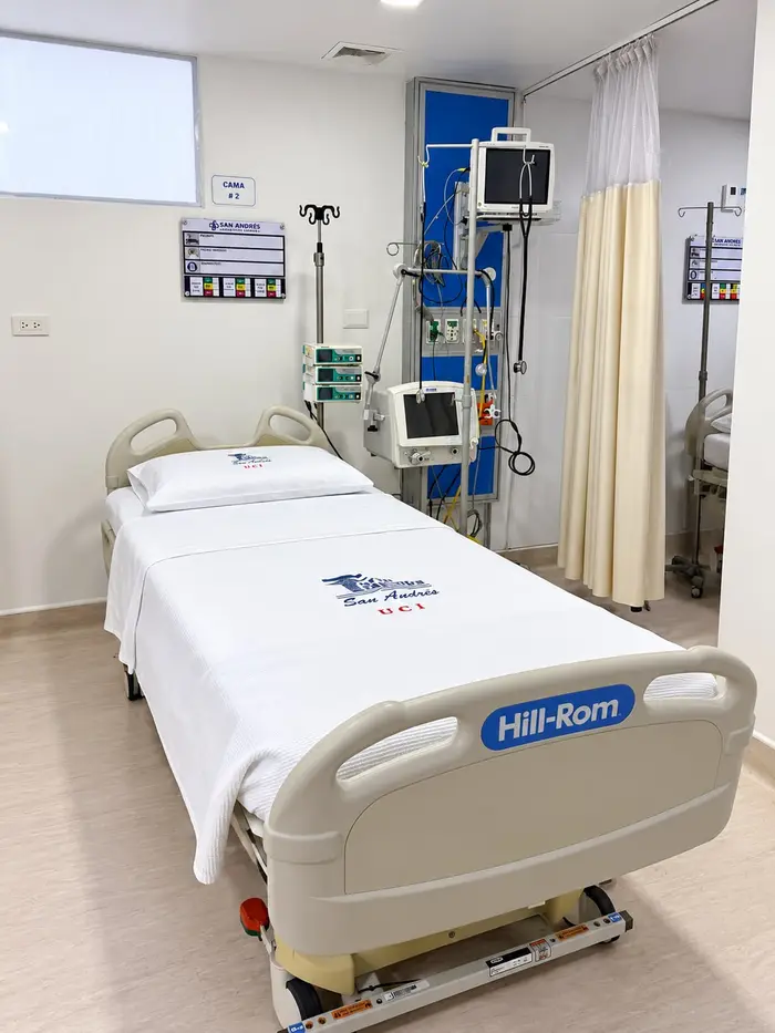 Otra cama de cuidados intensivos, con su monitor de signos vitales.