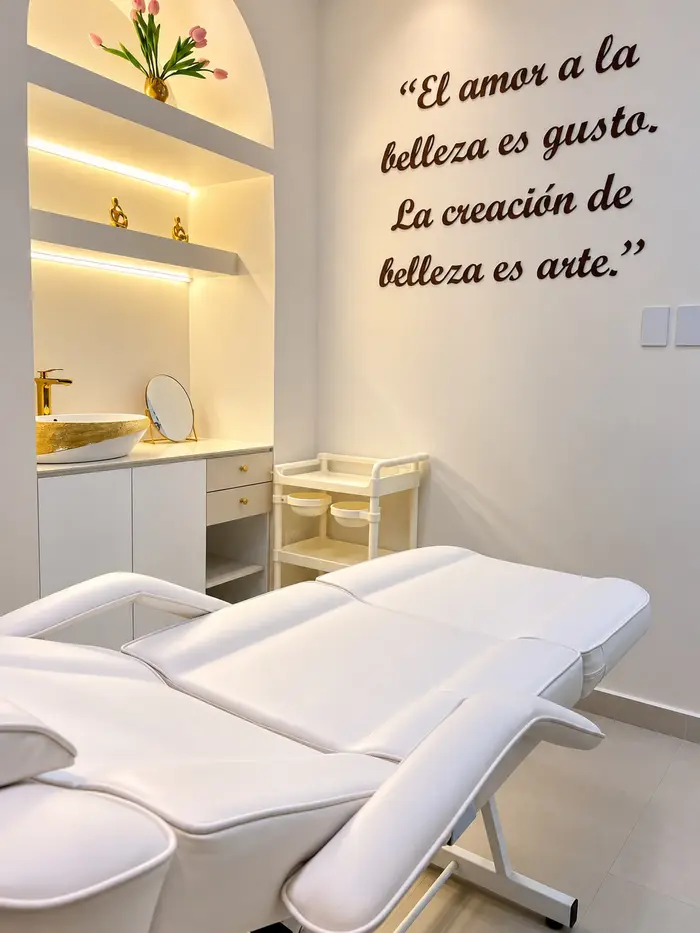 Un consultorio de consulta privada de medicina estética, con su camilla reclinable.