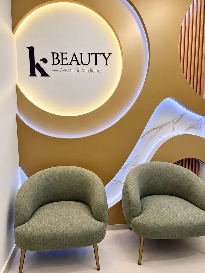 La sala de espera de un consultorio de consulta privada, con dos sillones.
