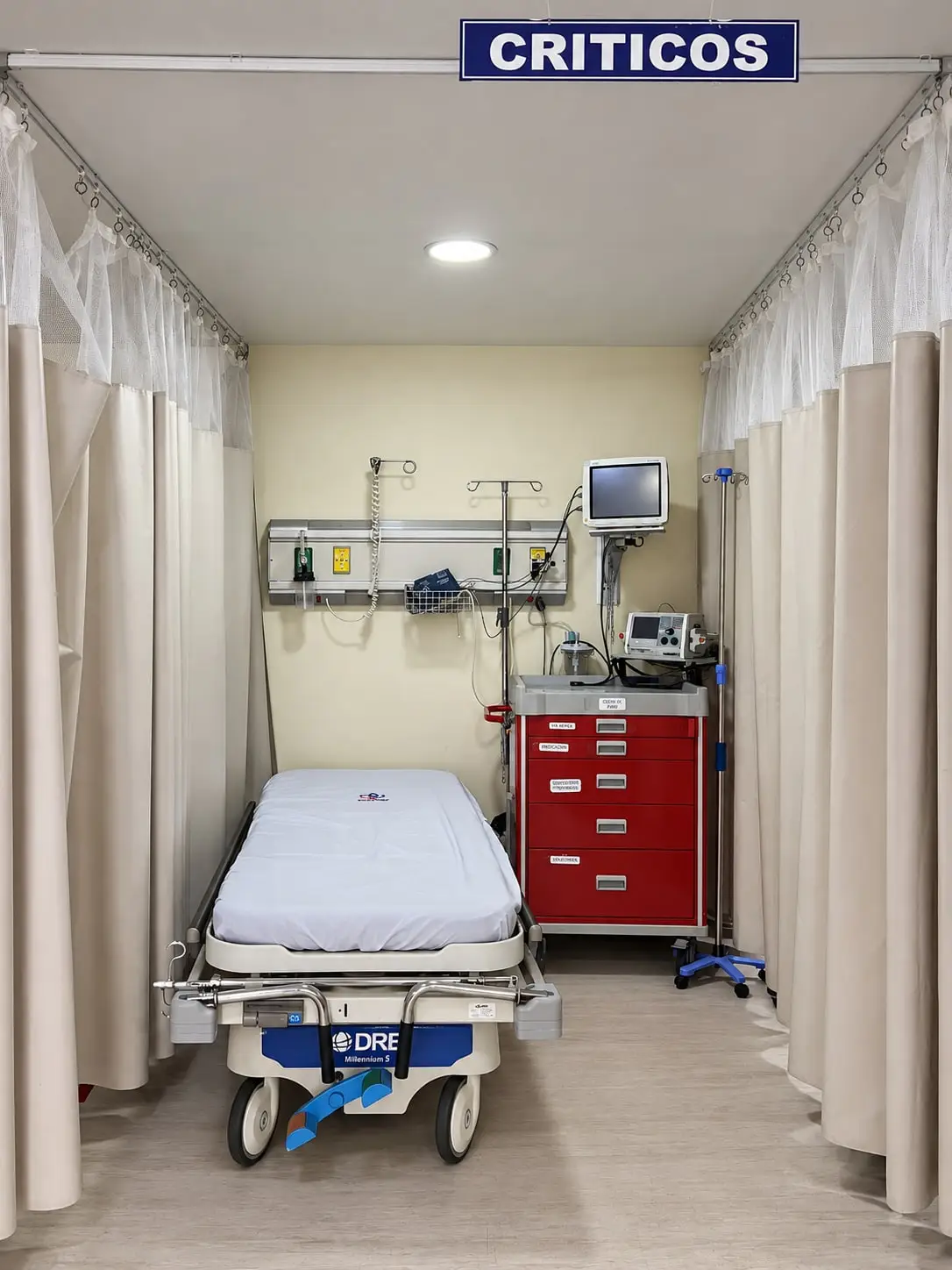 El área de pacientes críticos de emergencias, con su camilla, monitor y carro de paro