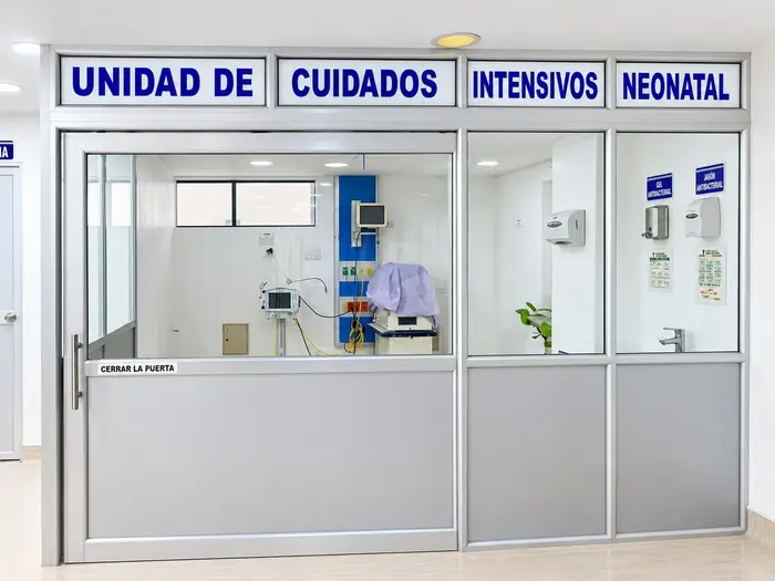 La entrada a la Unidad de Cuidados Intensivos Neonatal.