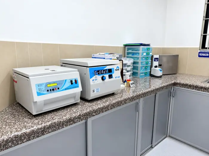 La zona de trabajo del laboratorio, con las centrífugas sobre el mesón.