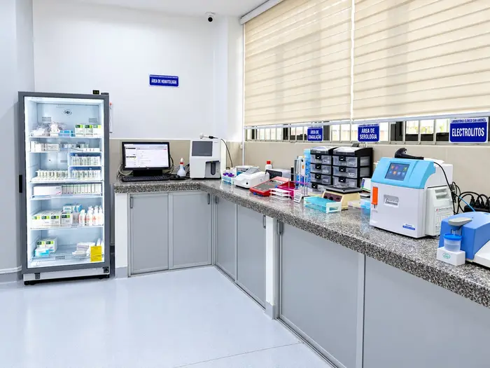 El interior del laboratorio, con el refrigerador de reactivos y los mesones de trabajo.