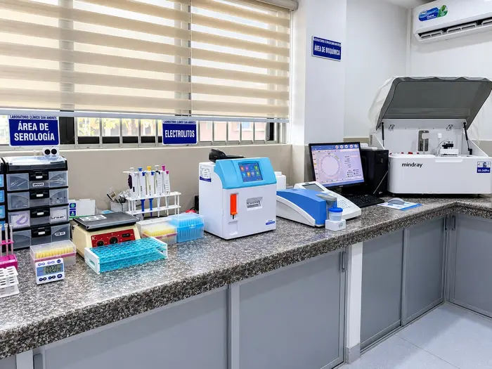 Las áreas de serología y electrolitos del laboratorio, con sus equipos de análisis.