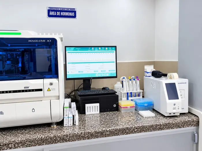 El área de hormonas del laboratorio, con su analizador automático.
