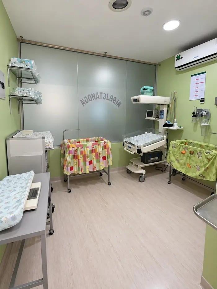 El área de neonatología, con las cunas para los recién nacidos.
