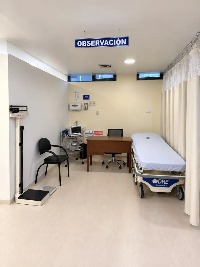 El área de observación de adultos, con una camilla separada por cortinas.