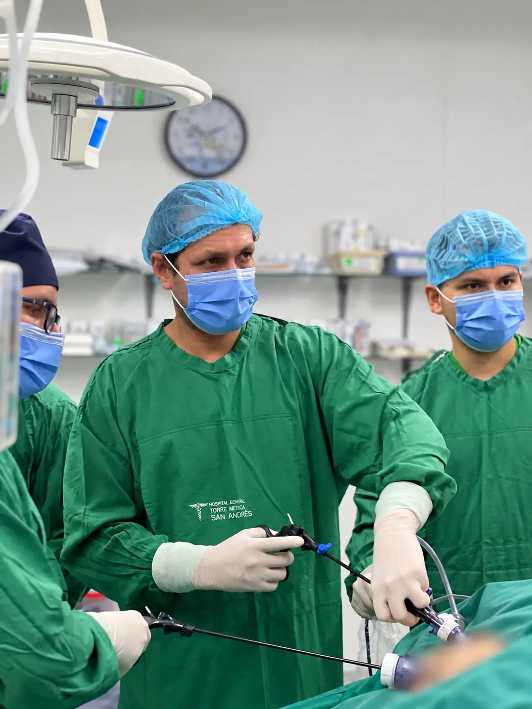 Equipo quirúrgico del hospital durante una cirugía laparoscópica