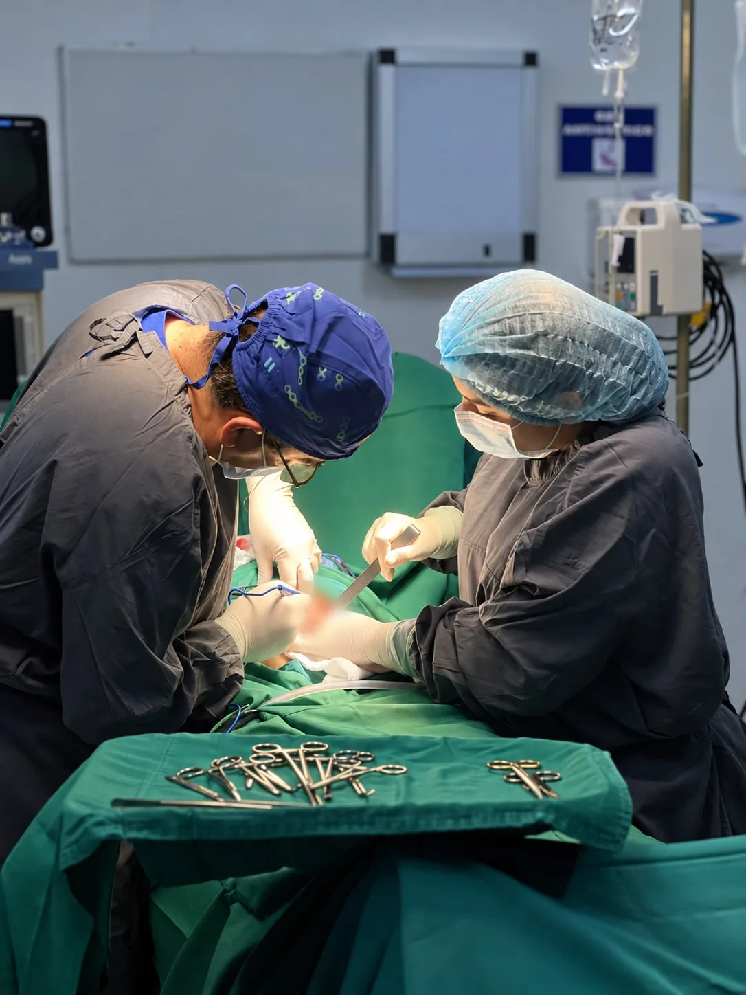 Equipo quirúrgico del hospital durante una intervención.