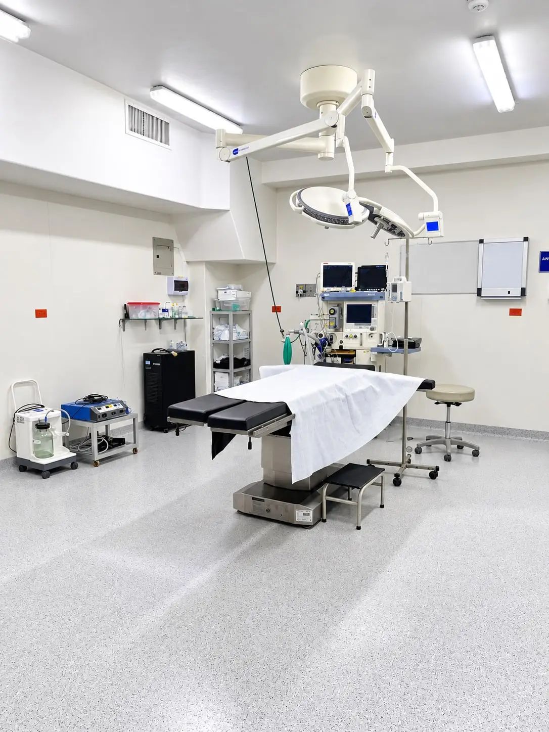 Quirófano del hospital, con mesa quirúrgica, lámpara cielítica y máquina de anestesia