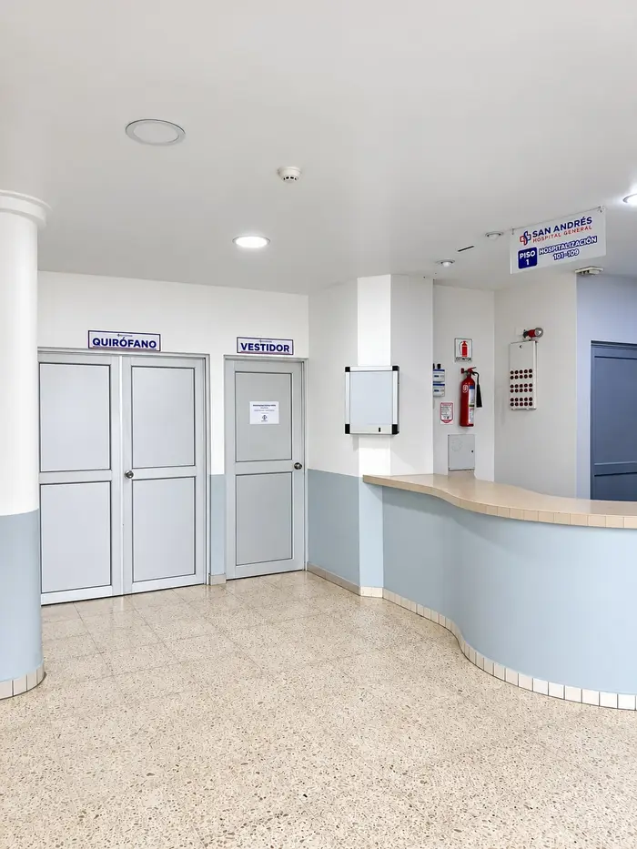 El pasillo de entrada al área de quirófanos, con las puertas del quirófano y del vestidor.