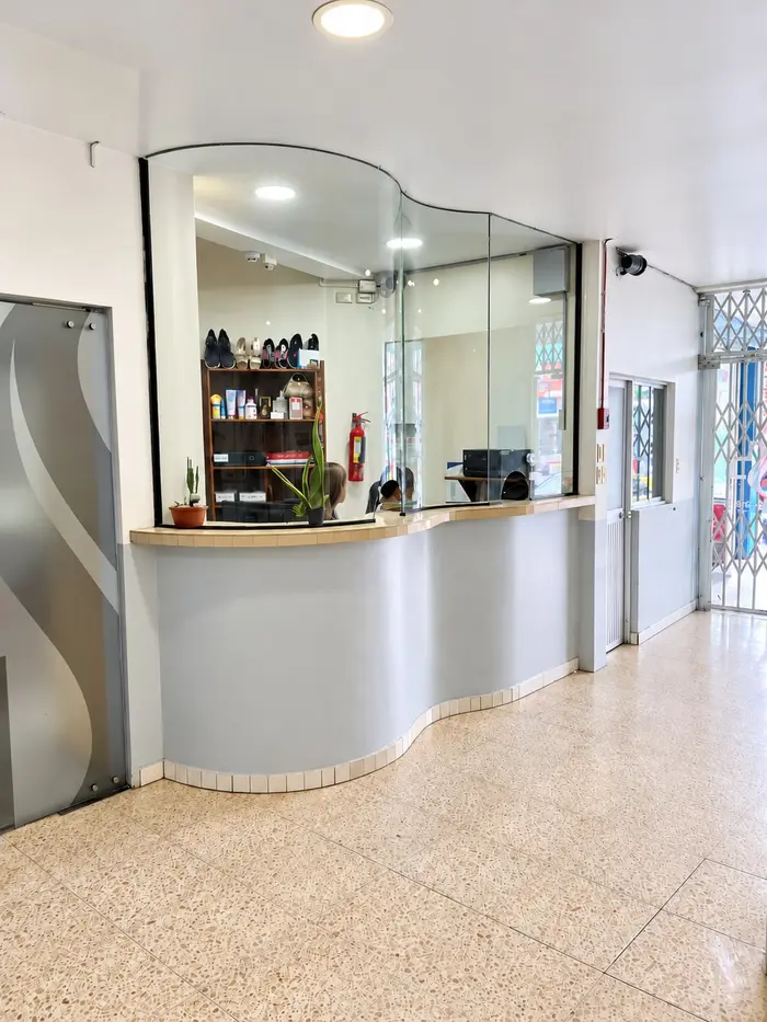 El mostrador de recepción, con el personal que recibe a quien llega.
