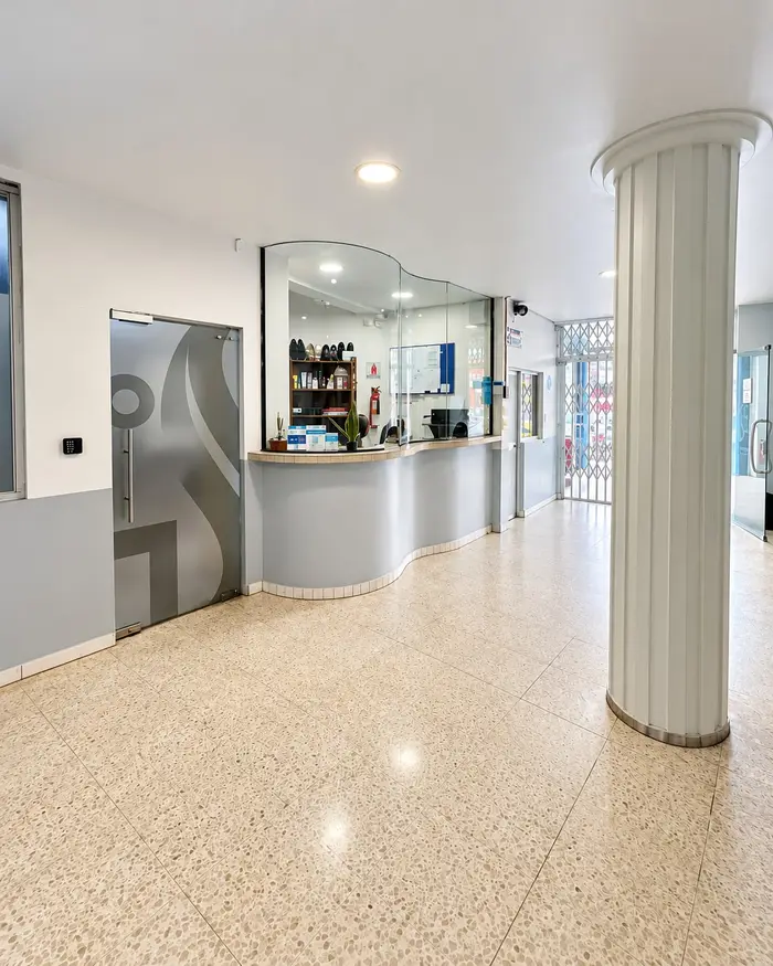 El pasillo principal del hospital, con su mostrador de recepción.