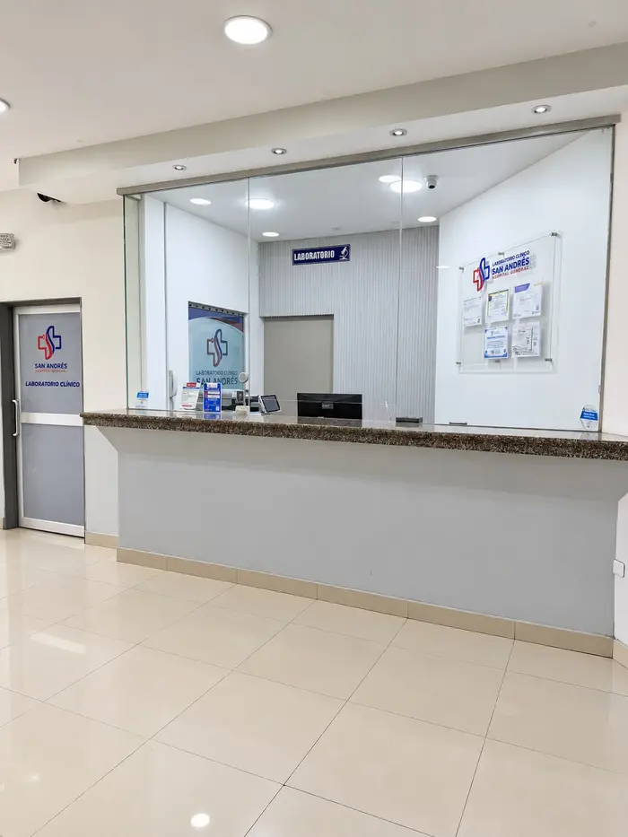 La recepción del laboratorio, con su ventanilla de atención.