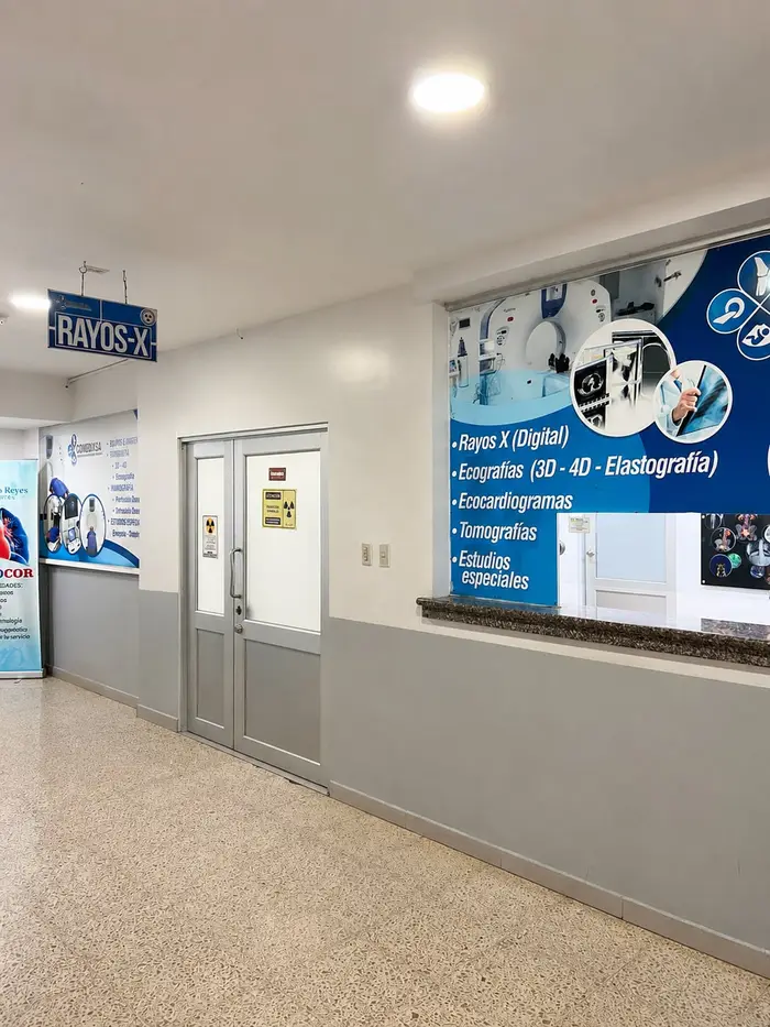 La recepción de CEDIMAGEN, con el panel de sus servicios en la pared.