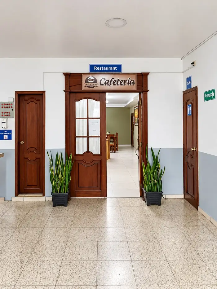 La entrada al restaurante, con su rótulo de cafetería.