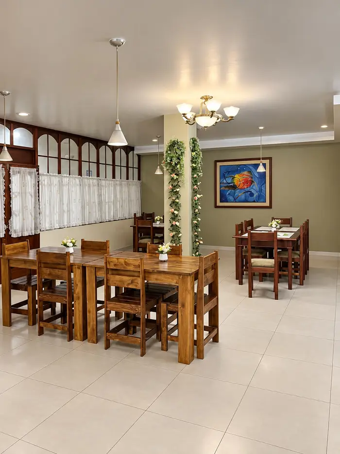 El salón del restaurante, con sus mesas de madera.