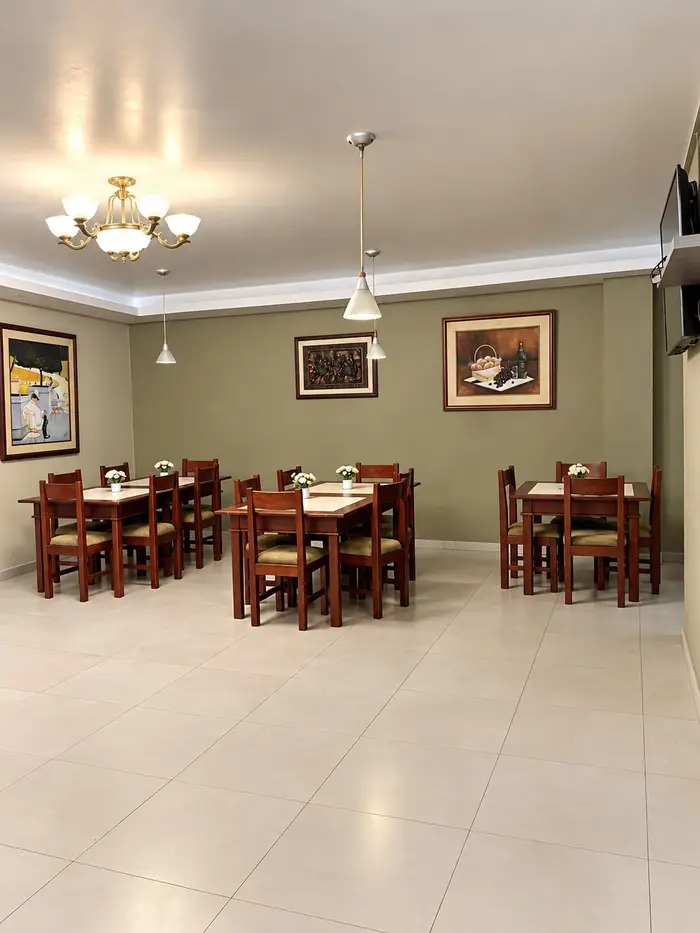 El salón del restaurante, con sus mesas de madera.