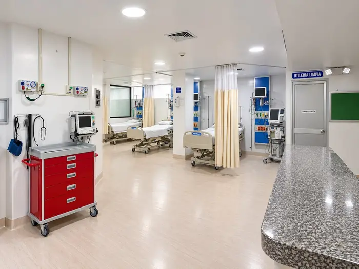 La sala de la Unidad de Cuidados Intensivos, con las camas separadas por cortinas y el carro de paro.
