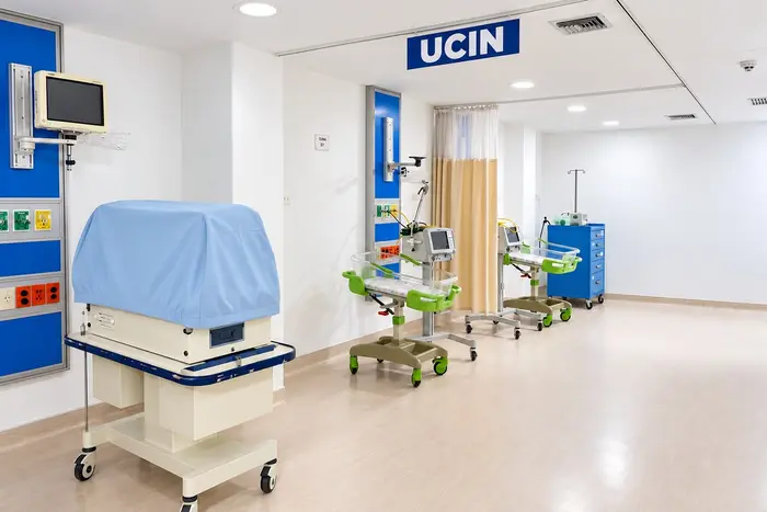 La sala de cuidados intensivos neonatales, con una incubadora y su equipo de monitoreo.