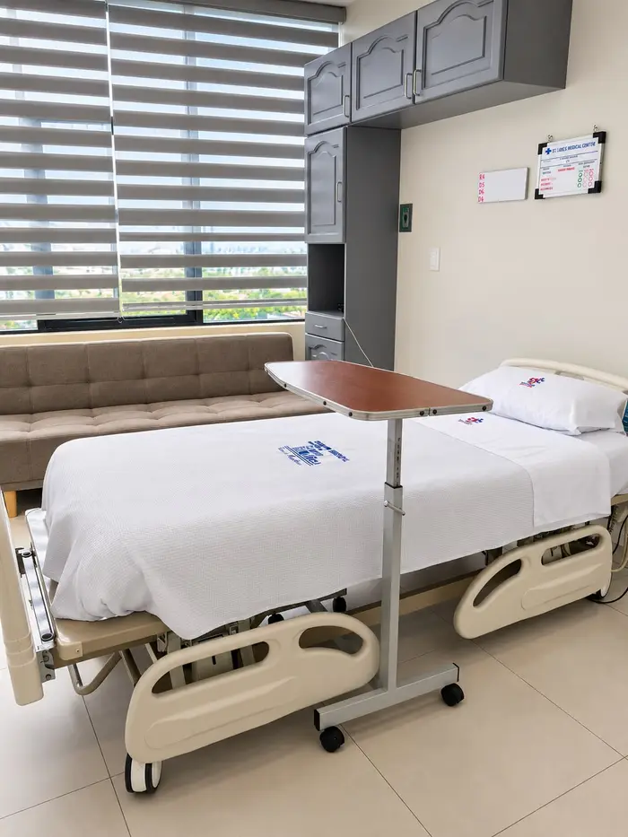 Una de las habitaciones simples, con su cama, la mesa de comer y el sofá para el acompañante.