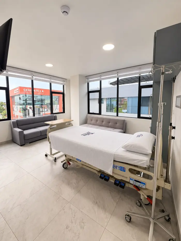 Una de las suites de hospitalización, con su cama junto a la ventana y el sofá para el acompañante.