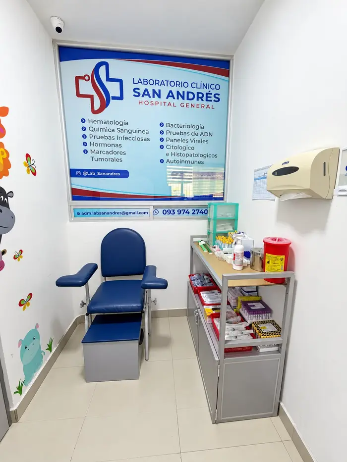 El área de toma de muestras, con el sillón de extracción y un letrero con los servicios del laboratorio.